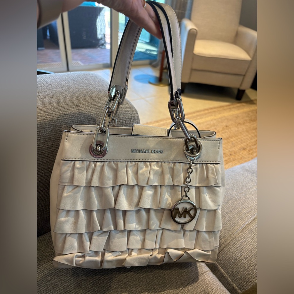 Michael Kors Cynthia Ruffled Leather Stachel ivory  med silver links & hardware